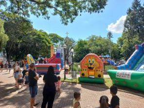 O sábado animado de férias agitou a praça Erico Verissimo com muita alegria