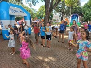 O sábado animado de férias agitou a praça Erico Verissimo com muita alegria