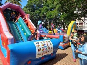 O sábado animado de férias agitou a praça Erico Verissimo com muita alegria