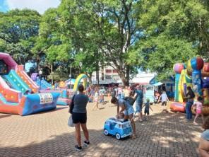 O sábado animado de férias agitou a praça Erico Verissimo com muita alegria