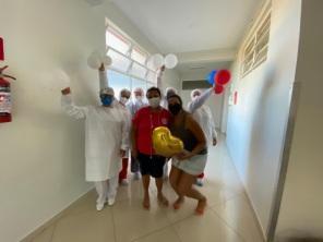 Pacientes recuperados da Covid-19 recebem alta hospitalar em Cruz Alta