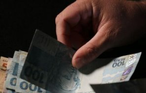 Caixa libera abono salarial para nascidos em maio e junho