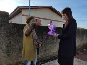 CRAS Um Lugar ao Sol realiza ação e entrega mimos a idosos