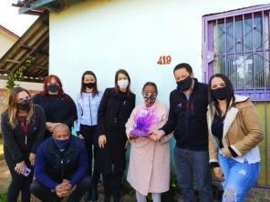 CRAS Um Lugar ao Sol realiza ação e entrega mimos a idosos