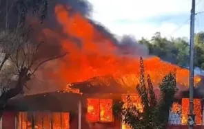Incêndio destrói residência e deixa família ferida em Santa Bárbara do Sul