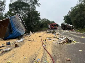 Dois motoristas morrem em grave acidente envolvendo caminhões na ERS-344