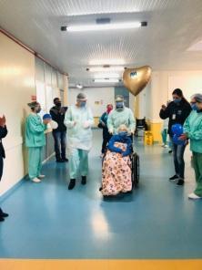 Paciente de 102 anos recuperada do Covid-19 recebe alta hospitalar