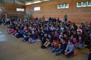 BookTruck biblioteca itinerante visitou a Escola Municipal Alberto Pasqualini