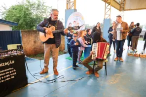 Projeto Coxilha Vai à Escola apresenta músicas na Escola Antônio Serra Pereira