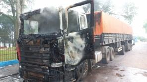 Cabine de carreta pega fogo na tarde desta sexta-feira em Cruz Alta