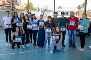 Alunos da Escola Carlos Gomes lançam livros do Projeto Escritor para o Futuro