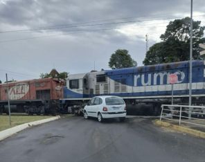 Carro colide com locomotiva em cruzamento ferroviário de Cruz Alta