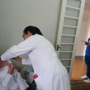Profissionais da ESF Centro aplicam vacina  contra a Covid-19 em acamados