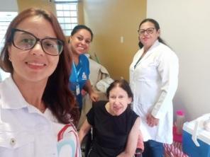 Profissionais da ESF Centro aplicam vacina  contra a Covid-19 em acamados