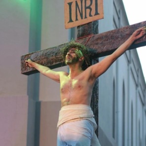 MÁSCHARA> Promove hoje a encenação da Paixão de Cristo em frente a Catedral