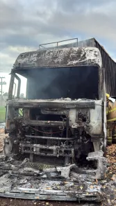 Carreta pega fogo na ERS-342 e mobiliza bombeiros de Cruz Alta e Ijuí