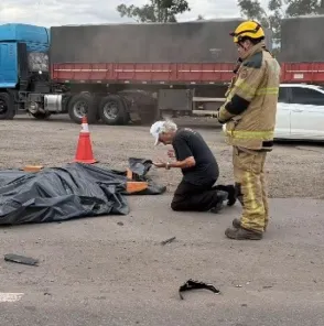 De joelhos, motorista reza ao lado de vítima na BR-158