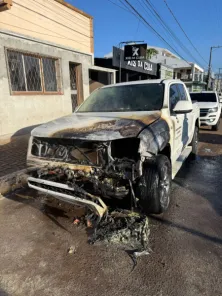 Caminhonete pega fogo em avenida de Cruz Alta e mobiliza bombeiros