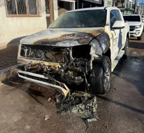 Caminhonete pega fogo em avenida de Cruz Alta e mobiliza bombeiros