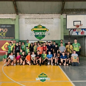 INSPIRANDO GERAÇÕES> Jogador de Basquete Enzo Ruiz Visita o Projeto Basketito 
