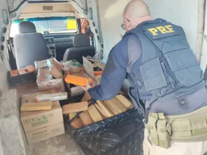 PRF apreende 158 quilos de maconha e recupera carro clonado na BR-386