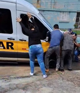 Van escolar fica presa em asfalto que cedeu na Rua Coronel Mello, em Cruz Alta