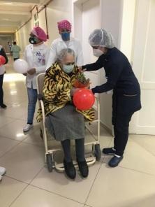 Cruz-altense de 92 anos recuperada da Covid-19 recebe alta hospitalar no HSVP