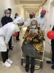 Cruz-altense de 92 anos recuperada da Covid-19 recebe alta hospitalar no HSVP