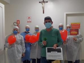 Cruz-altense de 92 anos recuperada da Covid-19 recebe alta hospitalar no HSVP