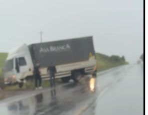 Caminhões saem da pista e causam transtornos na ERS-342 entre Cruz Alta e Ijuí