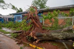 CRUZ ALTA: Rajadas de vento de 108km/h ,chuva forte e granizo na madrugada
