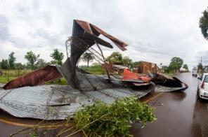 CRUZ ALTA: Rajadas de vento de 108km/h ,chuva forte e granizo na madrugada