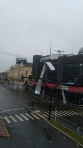 CRUZ ALTA: Rajadas de vento de 108km/h ,chuva forte e granizo na madrugada