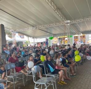Feira do livro com ótimo público na praça; conheça a programação da quinta