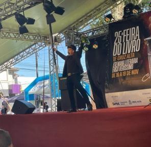 Feira do livro com ótimo público na praça; conheça a programação da quinta