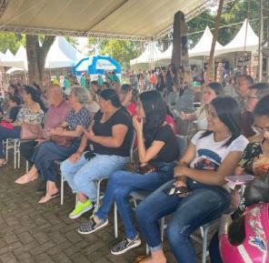 Feira do livro com ótimo público na praça; conheça a programação da quinta