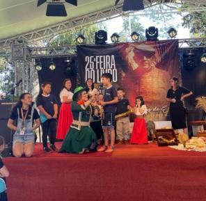 Feira do livro com ótimo público na praça; conheça a programação da quinta