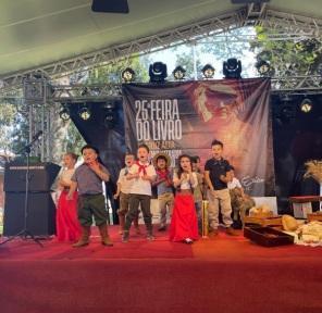 Feira do livro com ótimo público na praça; conheça a programação da quinta