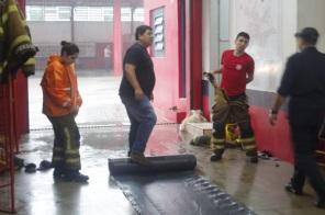 Lonas estão sendo distribuídas para moradores atingidos pela forte chuva 