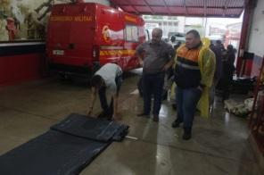 Lonas estão sendo distribuídas para moradores atingidos pela forte chuva 