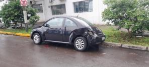 Picape colide com vários veículos e grade de um prédio em Cruz Alta