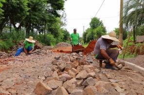 Ruas do Bairro Progresso e Abegay estão recebendo calçamento
