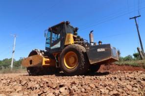 Obras de encascalhamento e recuperação de ruas chega no bairro Abegay