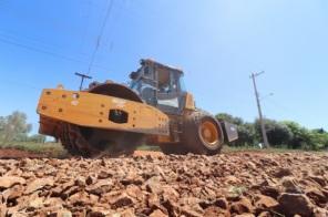 Obras de encascalhamento e recuperação de ruas chega no bairro Abegay