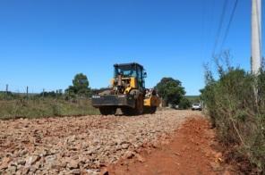 Obras de encascalhamento e recuperação de ruas chega no bairro Abegay