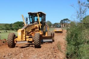 Obras de encascalhamento e recuperação de ruas chega no bairro Abegay