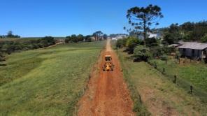 Obras de encascalhamento e recuperação de ruas chega no bairro Abegay