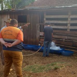 Defesa Civil continua levando água para animais de comunidades do interior