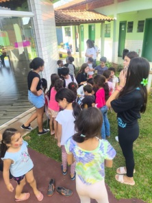 Rotary Érico Veríssimo leva alegria de Páscoa a alunos da Escola Maria Gessi