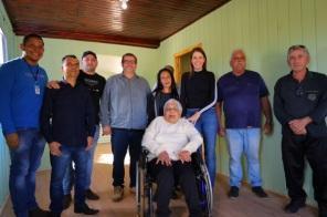 Banco de Materiais de Construção realiza a entrega de uma casa